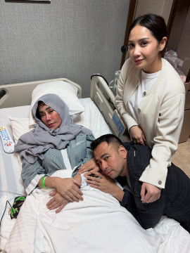 Raffi Ahmad dan Nagita Slavina menemani Amy Qanita yang tengah dirawat di rumah sakit. (Instagram @